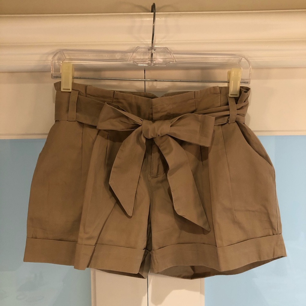 High-waisted khaki belted shorts